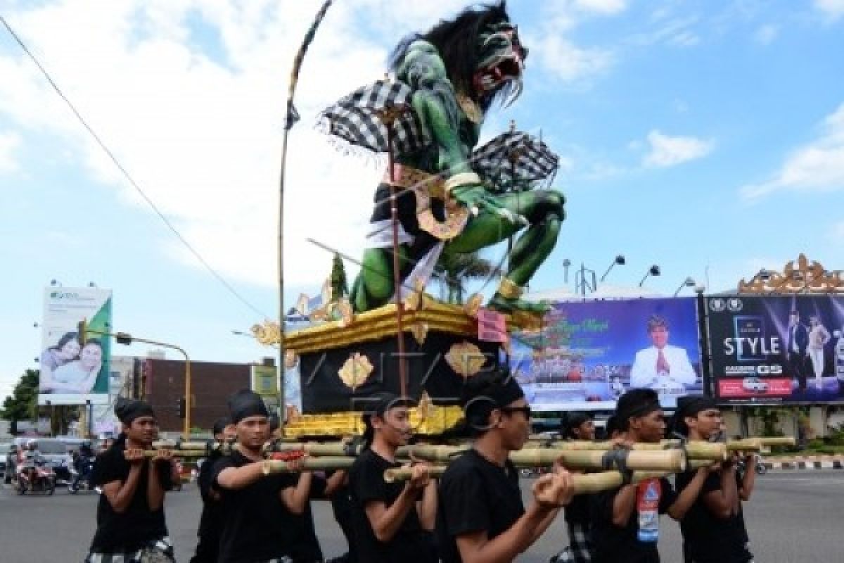 Ratusan Umat Hindu Kalbar Mengarak Ogoh-ogoh