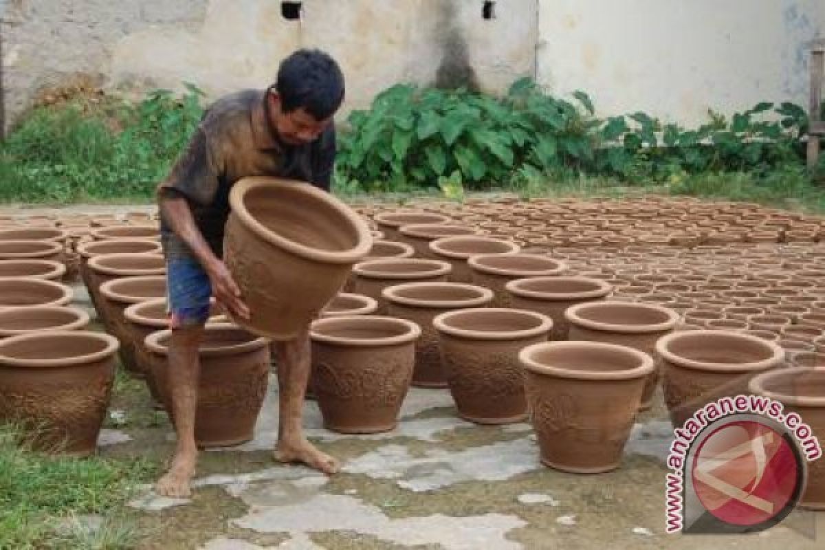 Produksi keramik Purwakarta menurun 50 persen