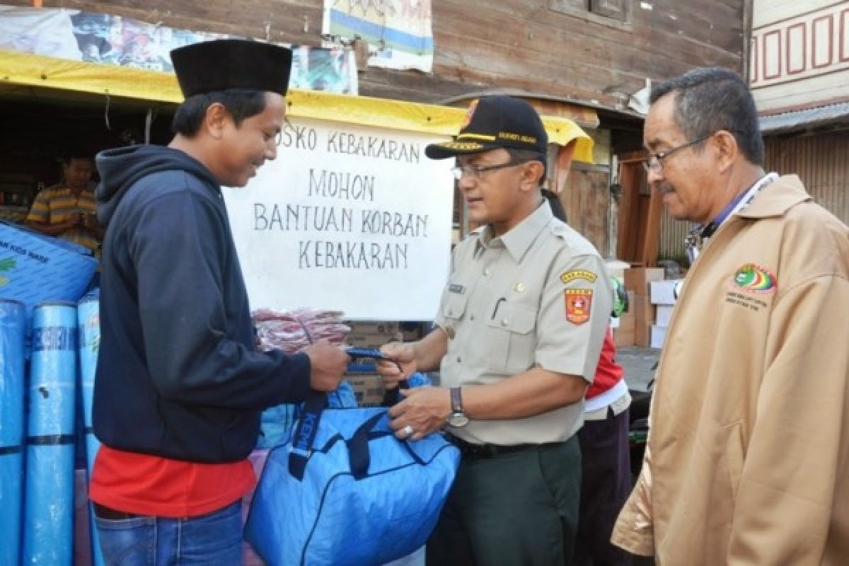 Pemkab Agam Serahkan Bantuan Darurat Bagi Korban Kebakaran