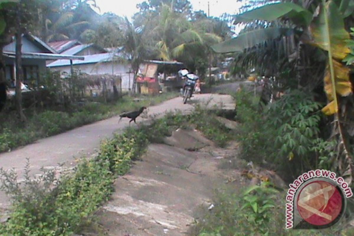 Puluhan Rumah Warga Mukok Terancam Longsor