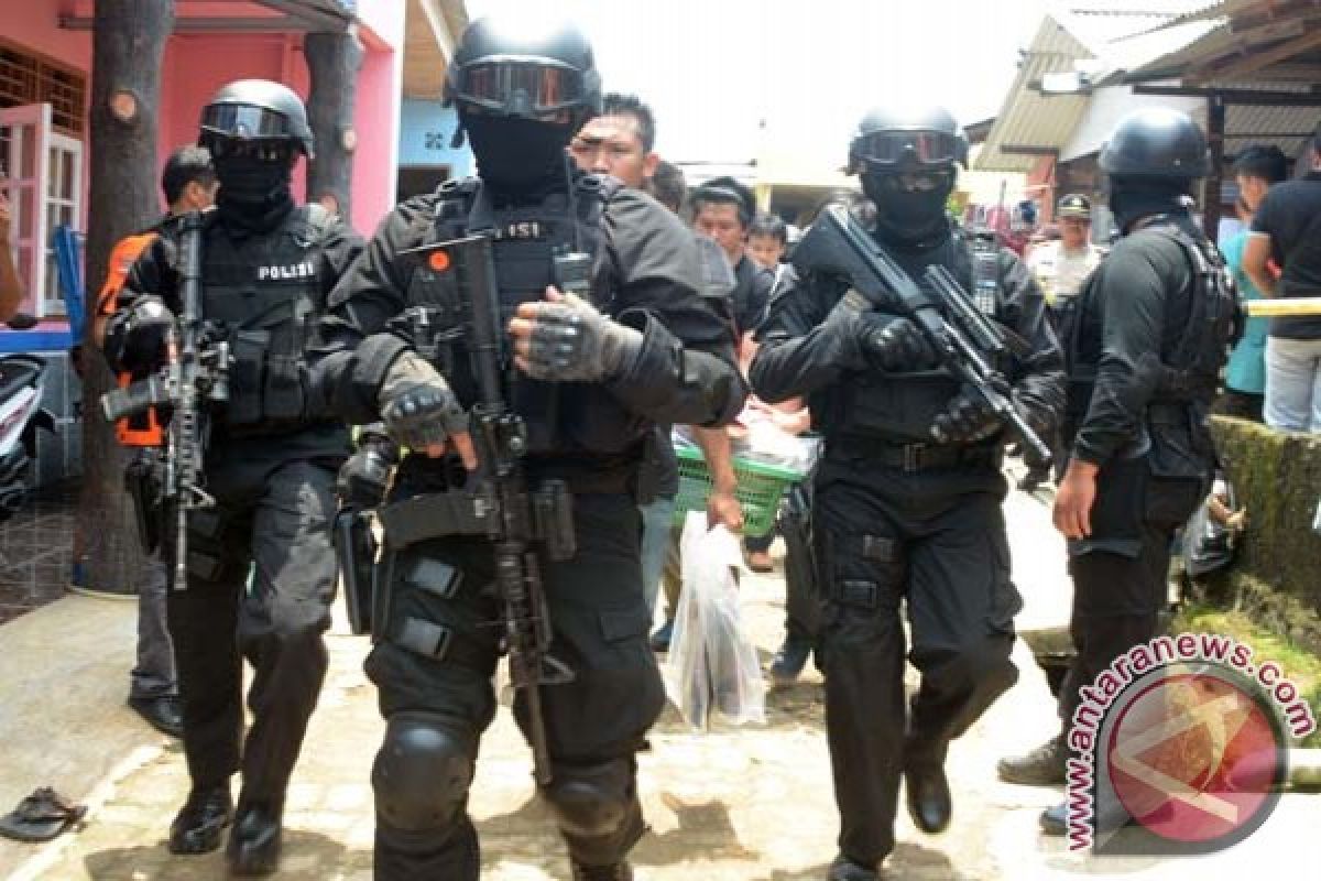 Densus amankan dua terduga teroris di Surabaya