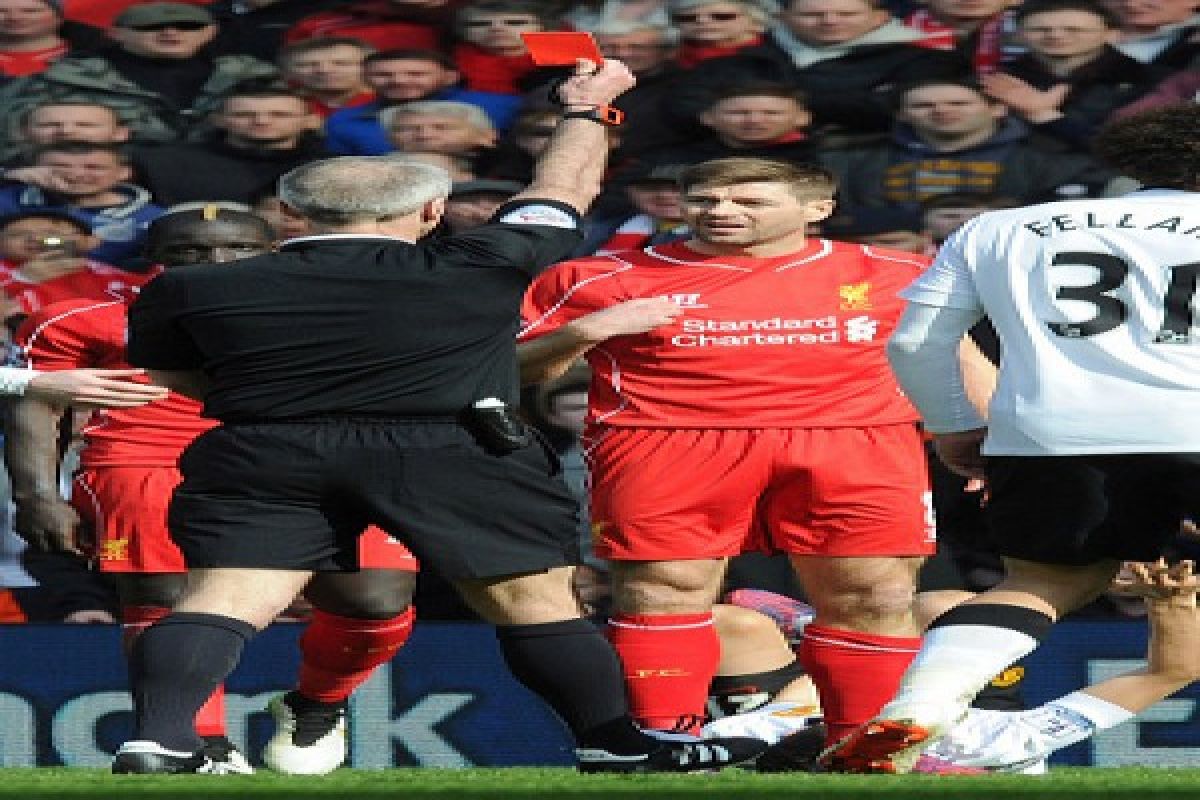 Gerrard Dikartu Merah Saat MU Kalahkan Liverpool