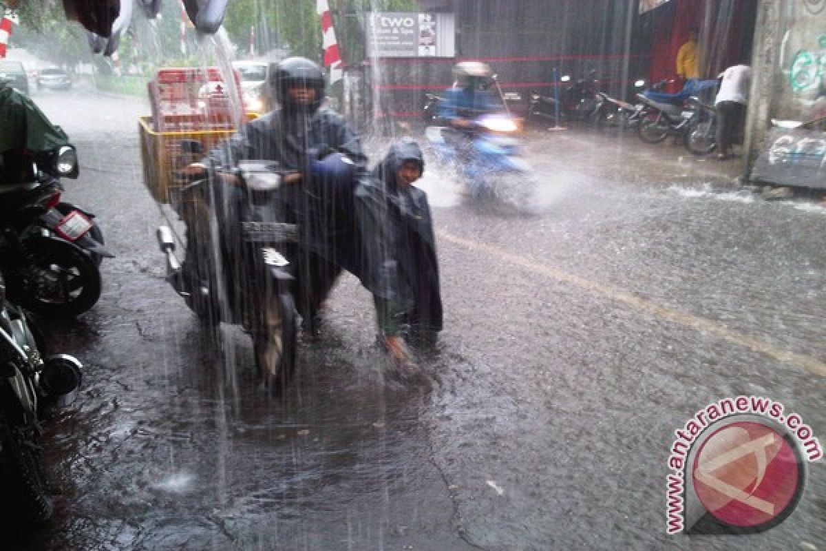 Warga Banjarmasin Sambut Gembira Guyuran Hujan 