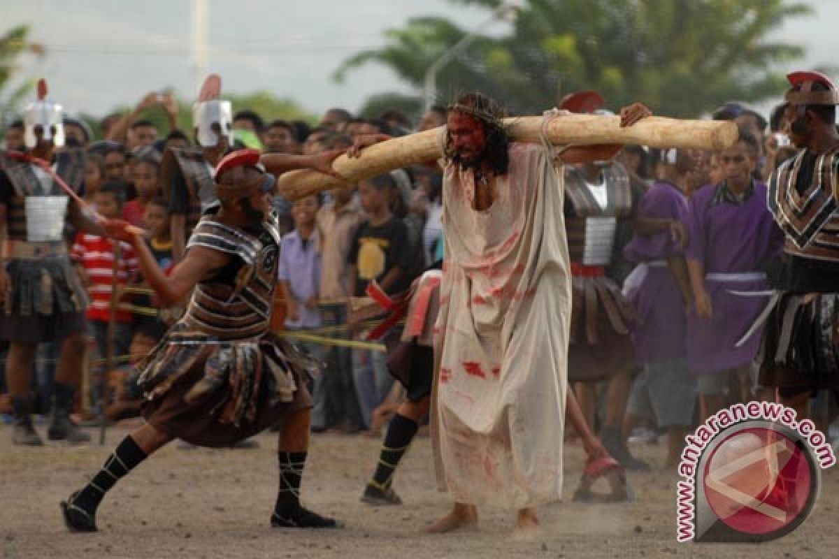 Gegana sisir gereja-gereja di Larantuka jelang Paskah