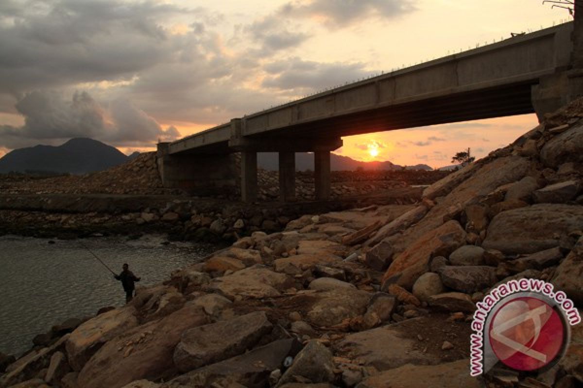 Warga minta runtuhan jembatan ditarik dari sungai