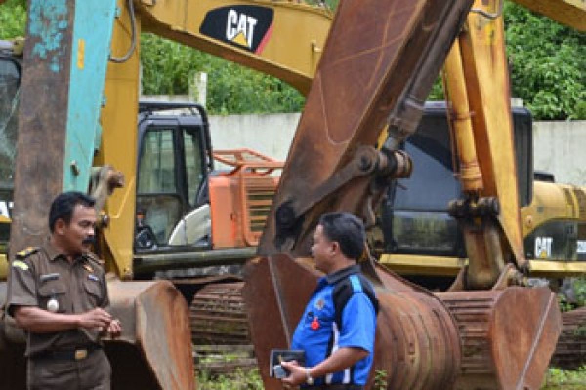 KPKNL Lelang Tujuh Unit Excavator Rampasan