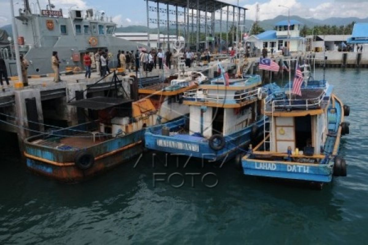 Dua Kapal Nelayan Dihantam Gelombang, Dua ABK Kritis