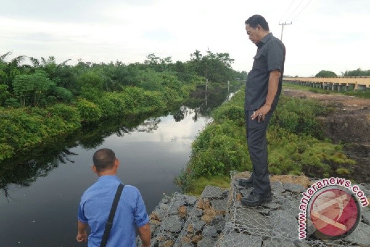 Wabup Kobar Periksa Pekerjaan Siring Batu yang "Tak Beres"