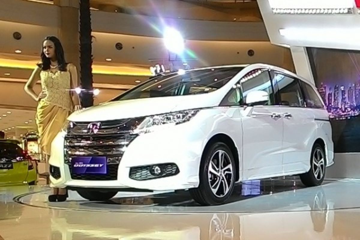 Honda Odyssey kini dengan roof monitor dan GPS