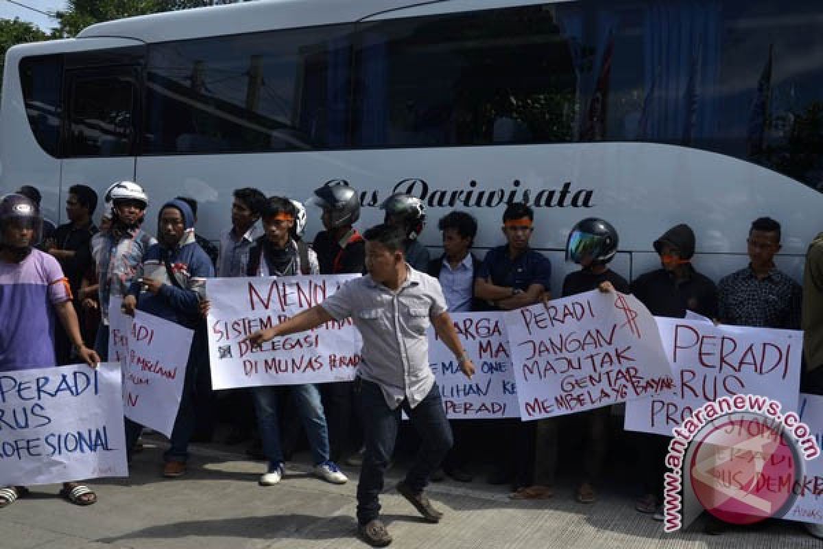 Awas tolak praktek uang munas Peradi Makassar 