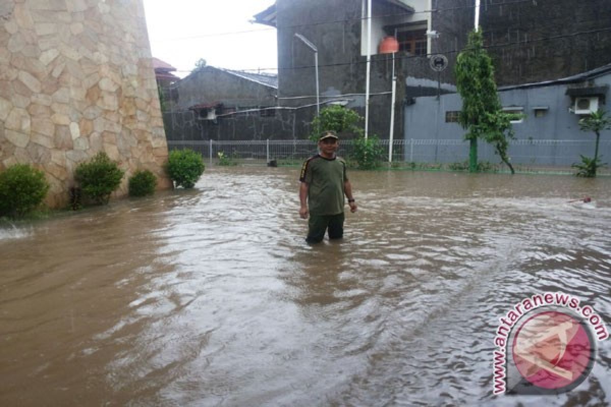 Pemkot Bekasi Tambal Tanggul Jebol Nasio