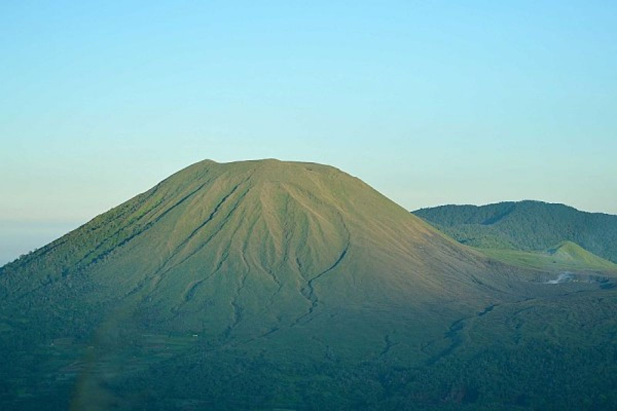 Petugas Masih Rekam Gempa Vulkanik Gunung Lokon 