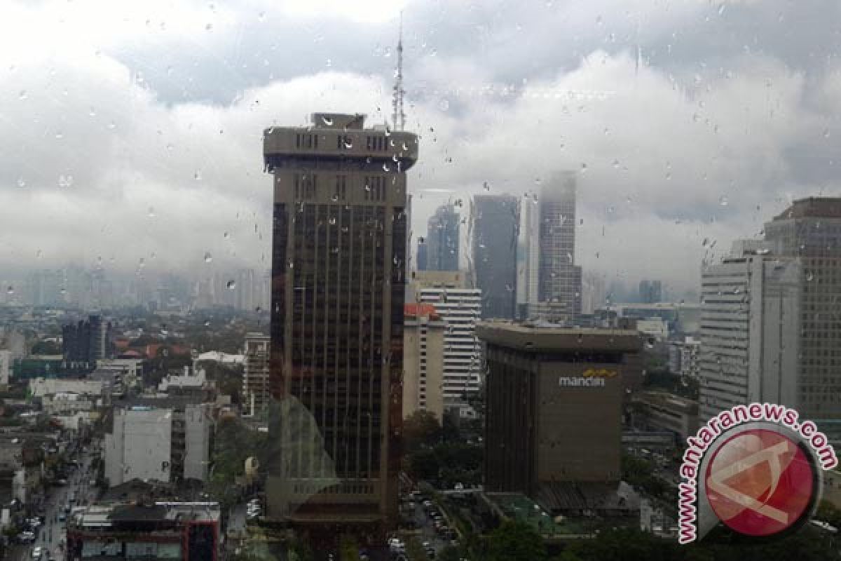 Sebagian Jakarta diprakirakan hujan malam nanti