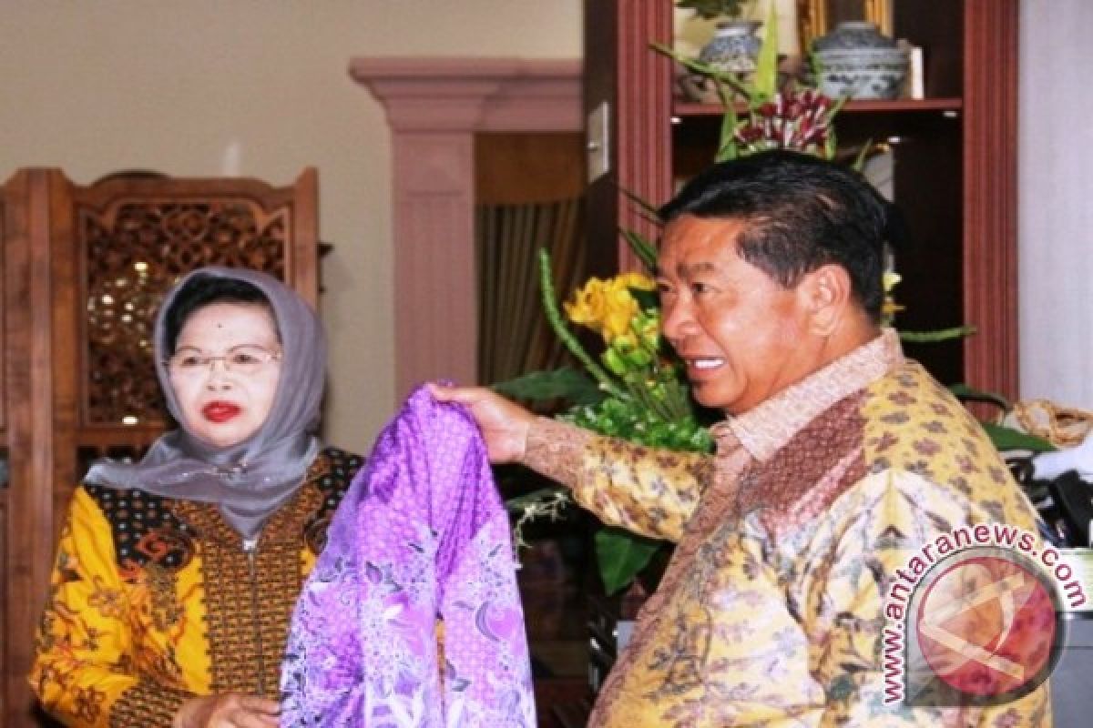 Penajam Produksi 1,5 Juta Lembar Kain Batik  