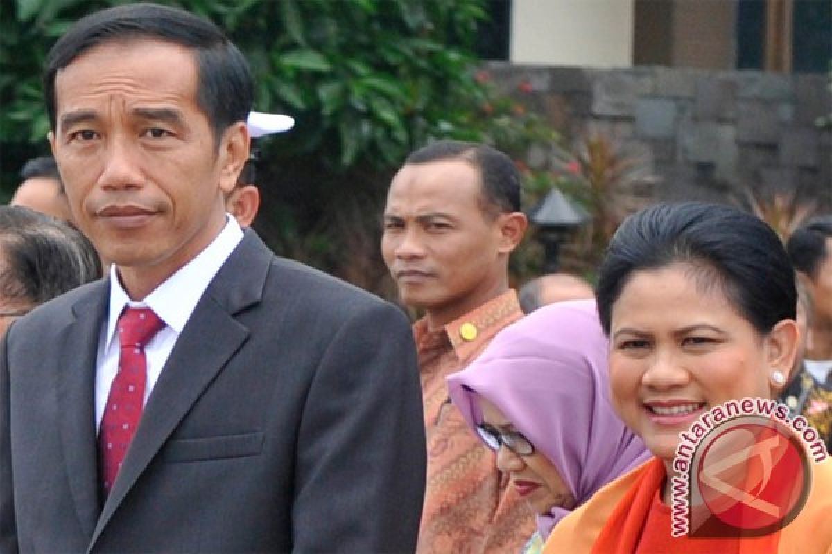 Presiden Jokowi bagikan KIS ke buruh perkebunan