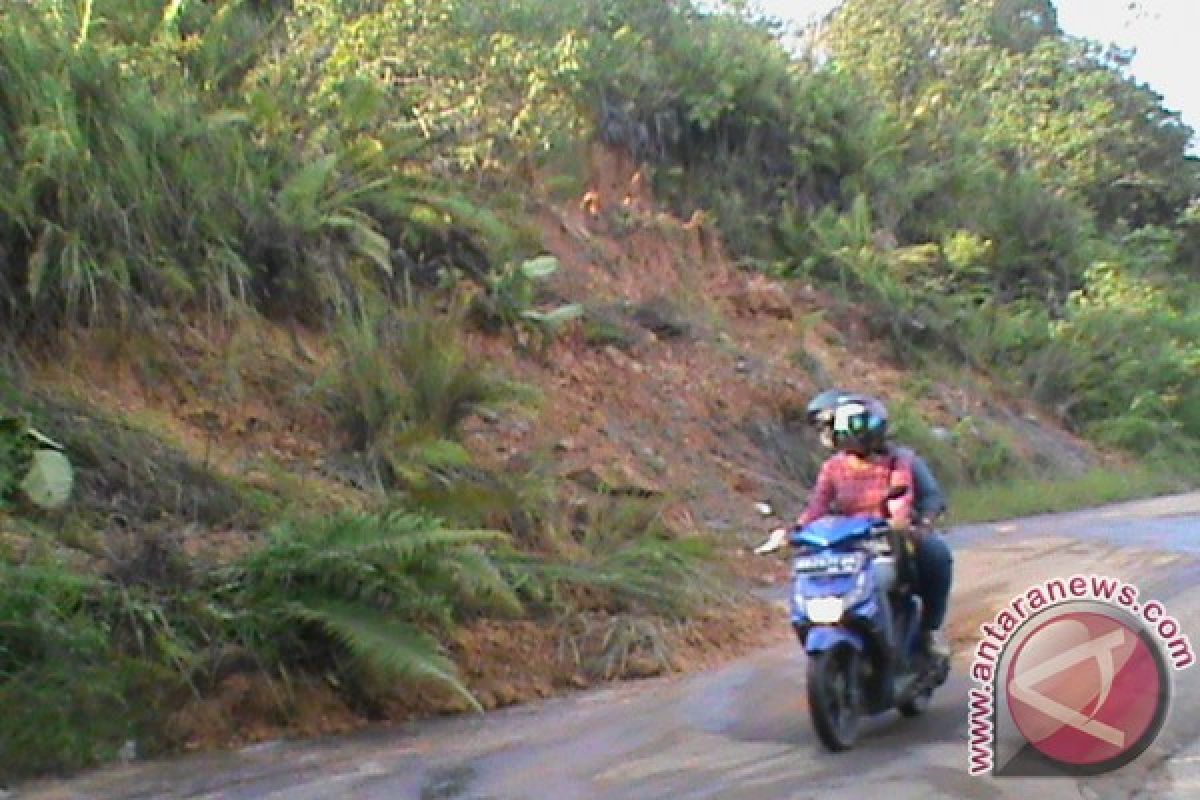 Dua Tebing Jalan di Sanggau Longsor