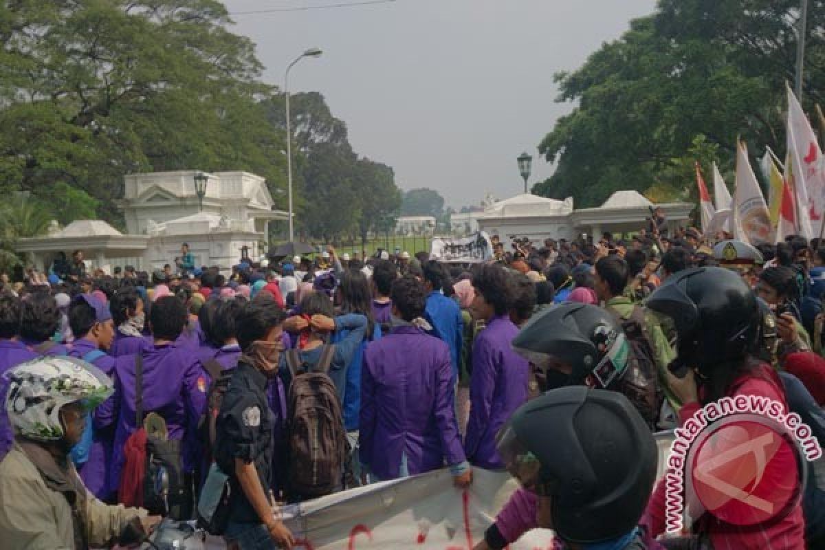 Ratusan Mahasiswa Demo Depan Istana Bogor