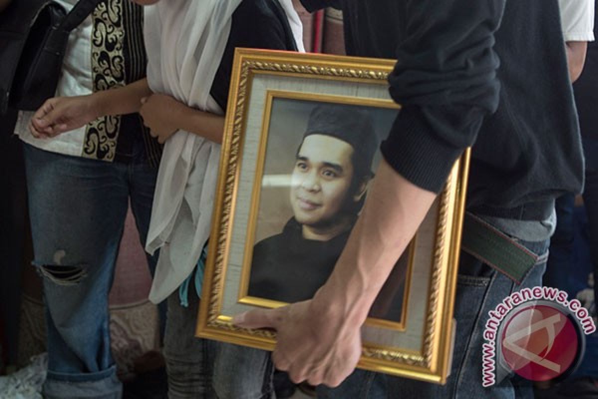 Thousands attend Indonesian comedian Olga Syahputra`s burial