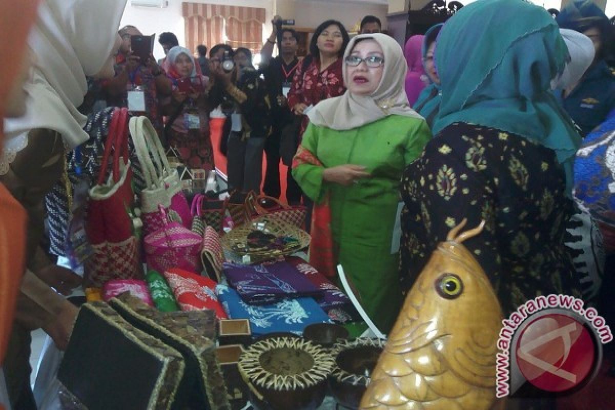 Mufidah Jusuf Kalla terkesan dengan songket Jambi