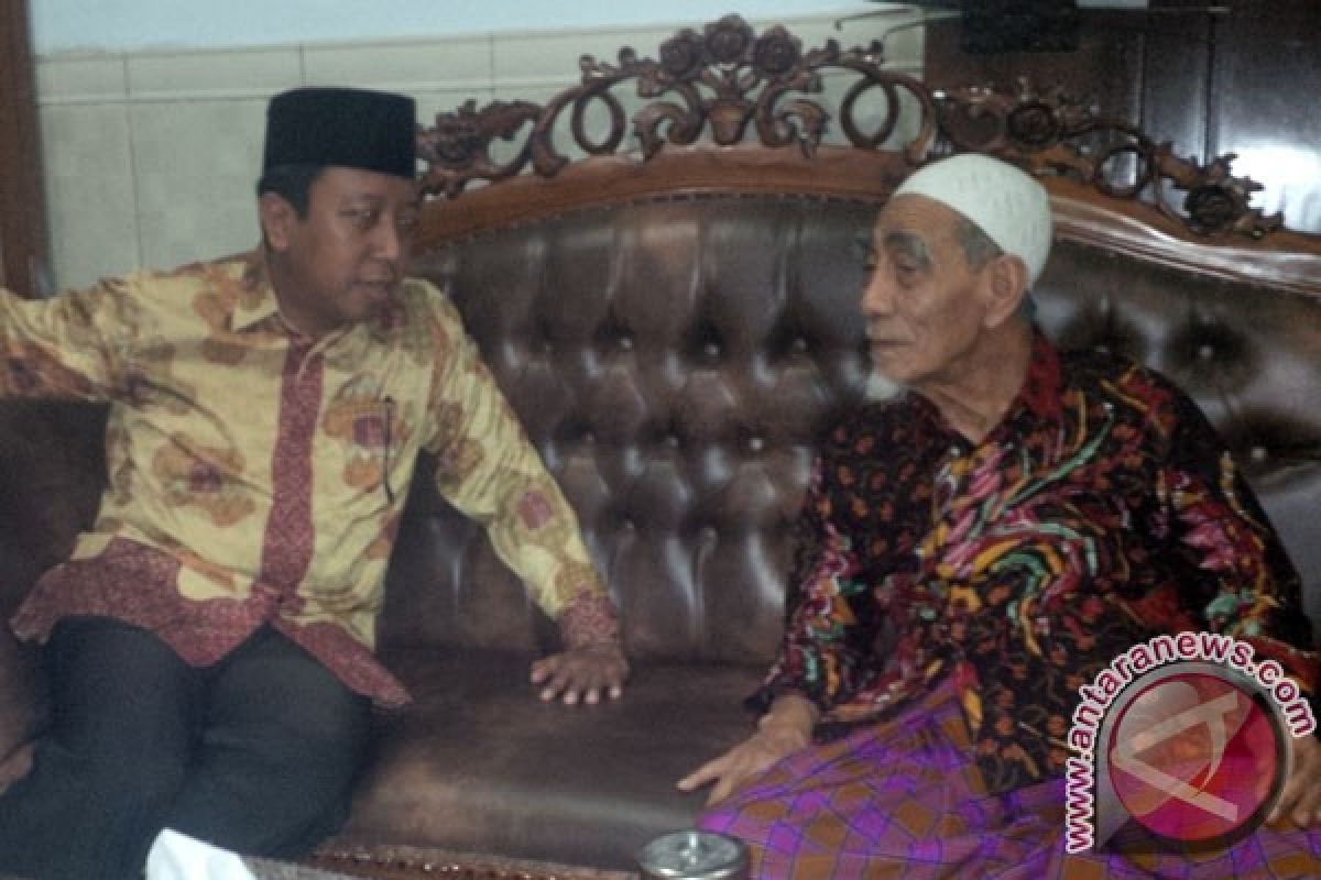 Romahurmuziy sowan ke Mbah Maimoen