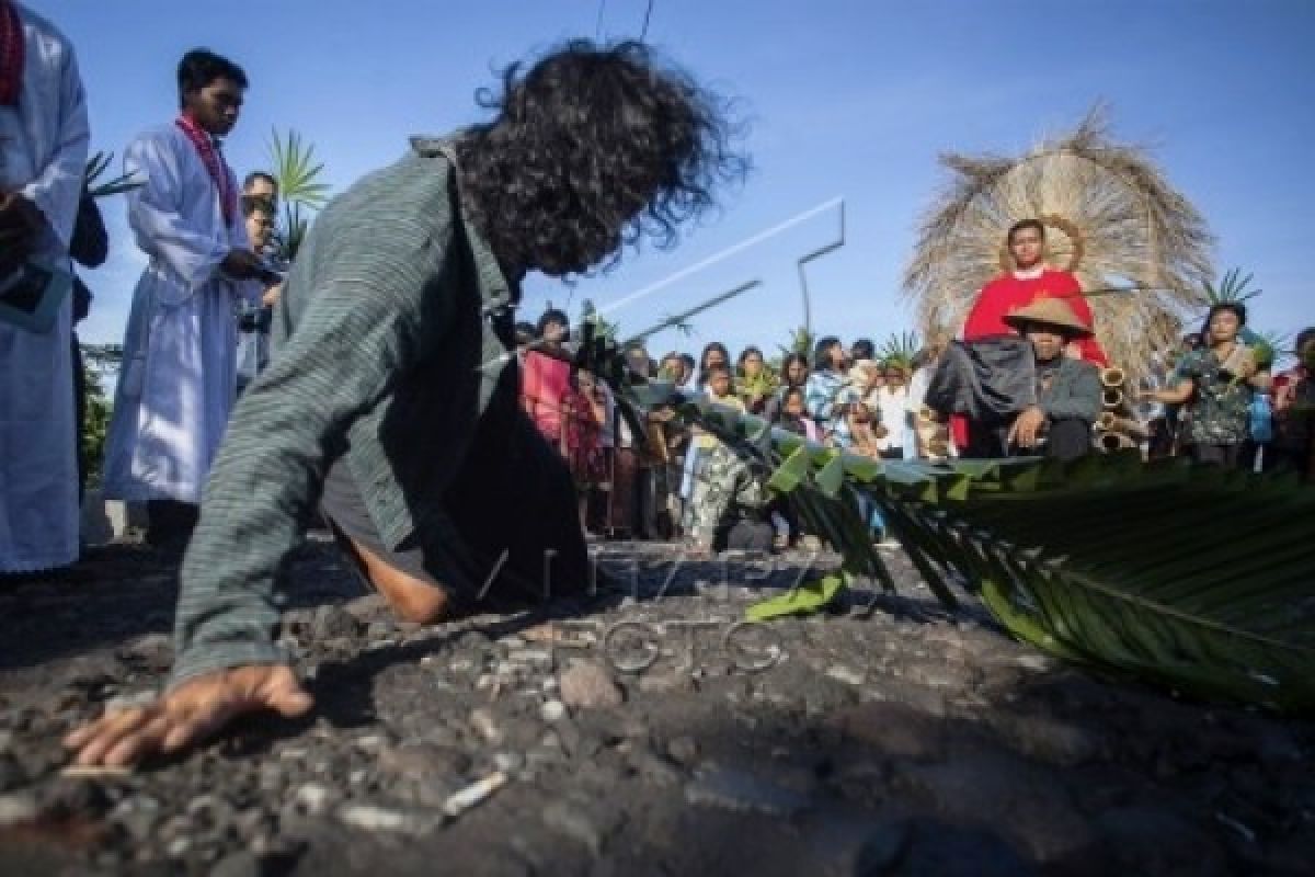 Minggu Palma Umat Merapi di Jalan Remuk