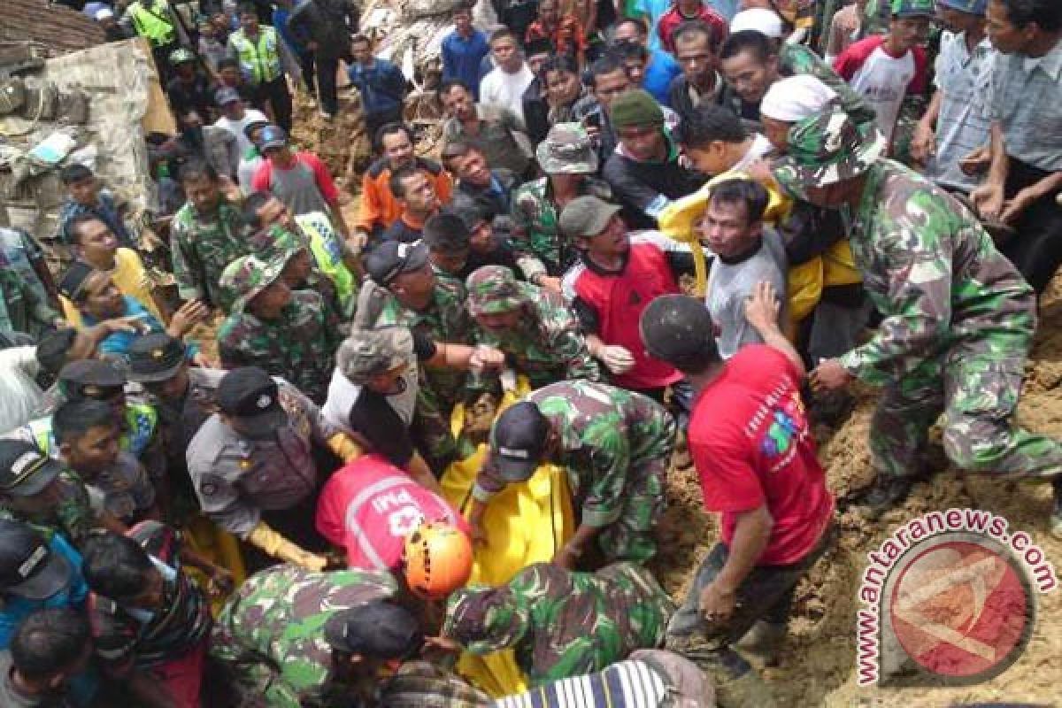 Tim Berhasil Temukan 10 Korban Tertimbun Longsor