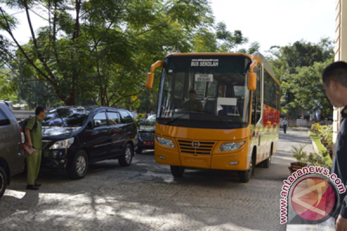 Kemenhub Salurkan Bus Sekolah Ke Bone Bolango 