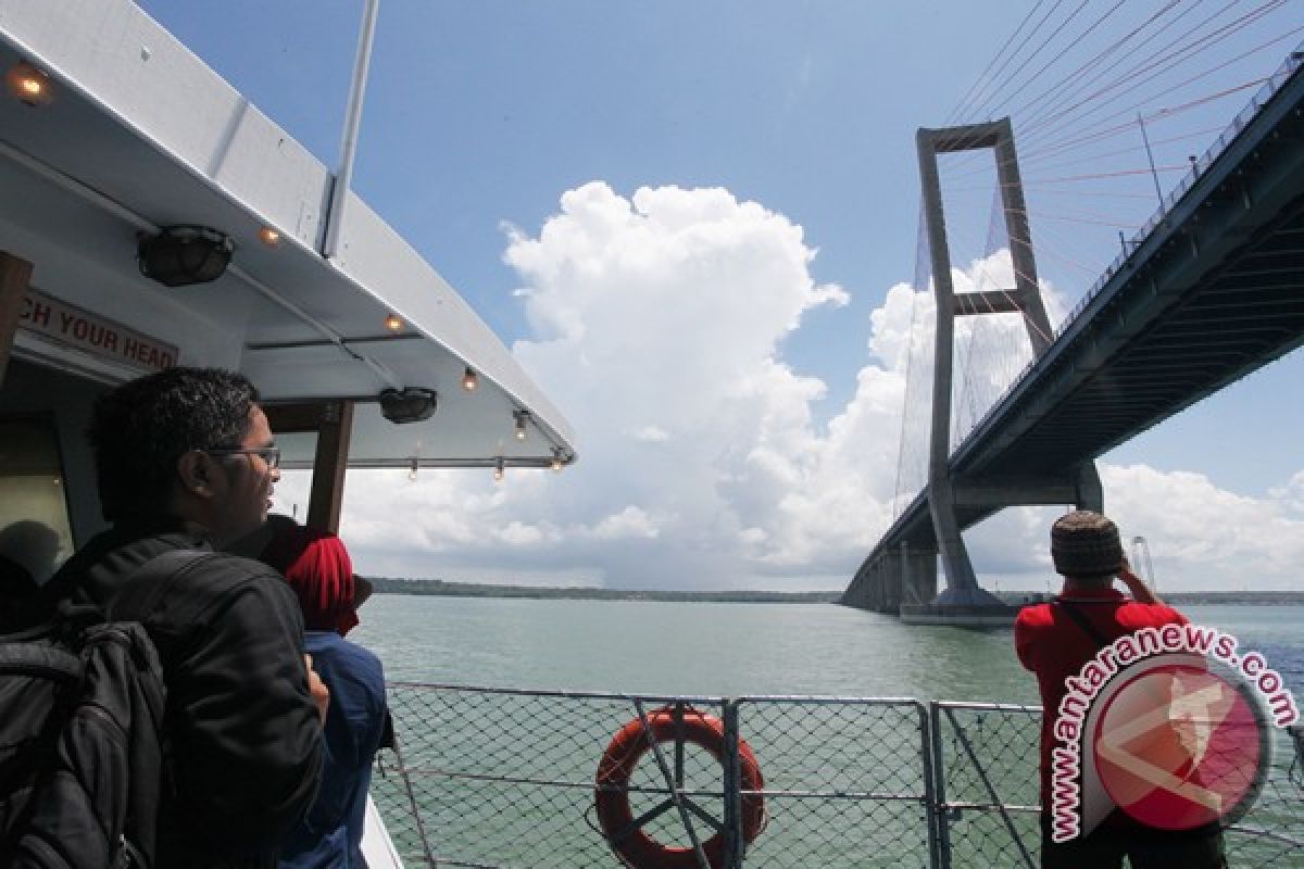 Menikmati Jembatan Suramadu Dari Kapal Artama