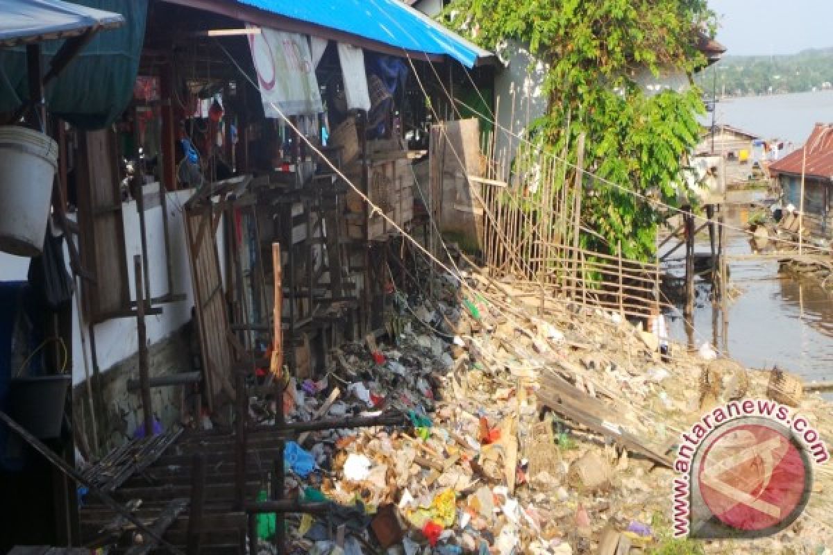 Sampah Menumpuk di Belakang Pasar Senggol Sanggau