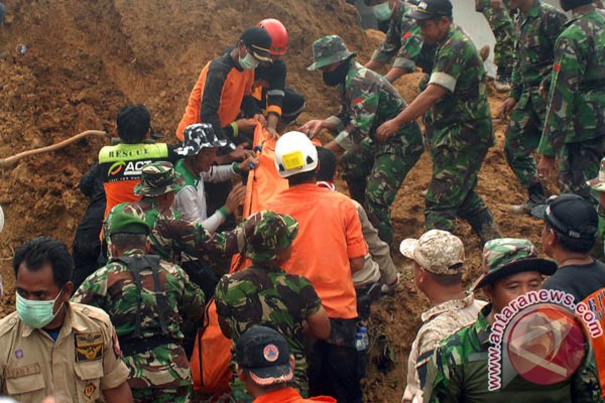 Tim SAR berhasil evakuasi 33 korban longsor di Sukabumi