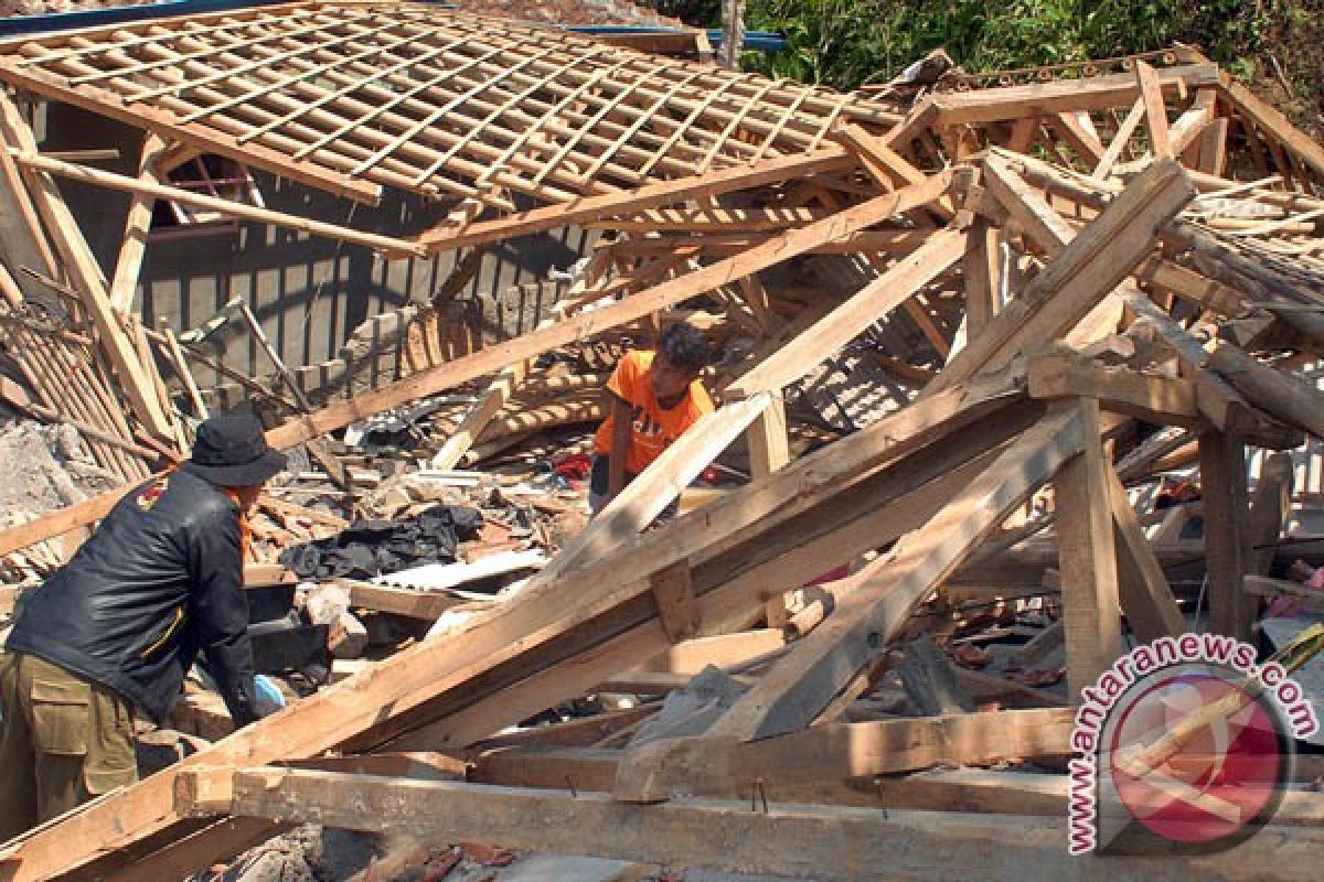 Longsor putus jalan penghubung desa di Sukabumi