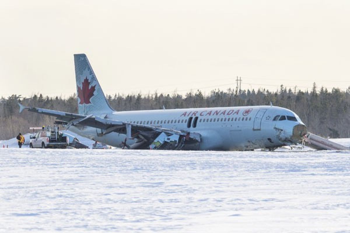 Pesawat Air Canada tergelincir saat mendarat