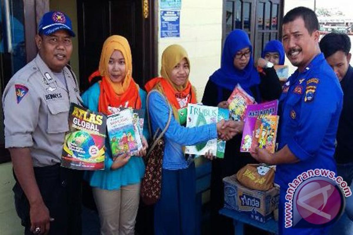 Satpolair Terima Sumbangan Buku Dari Rumah Zakat 