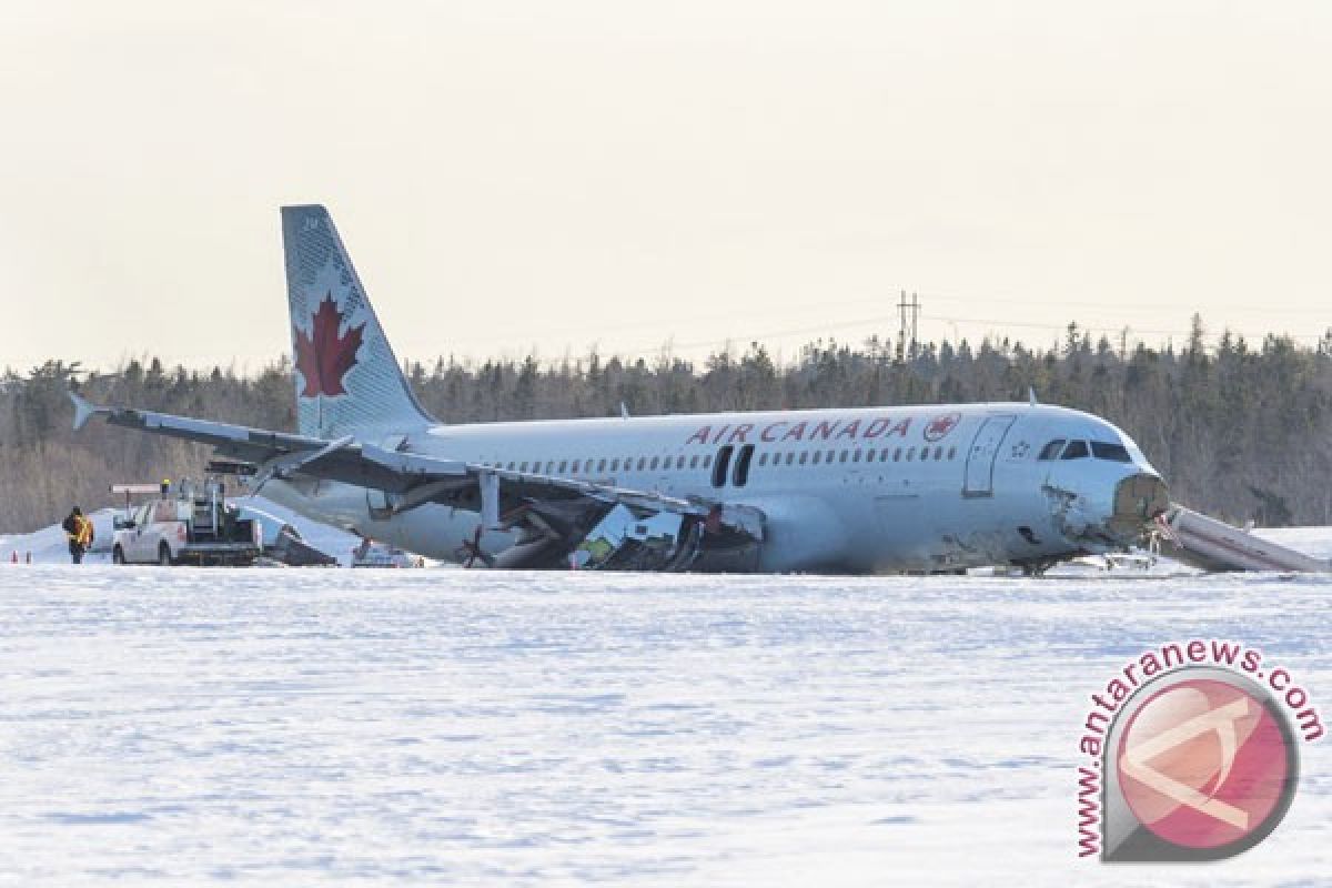 Pesawat Air Canada Tergelincir Saat Mendarat