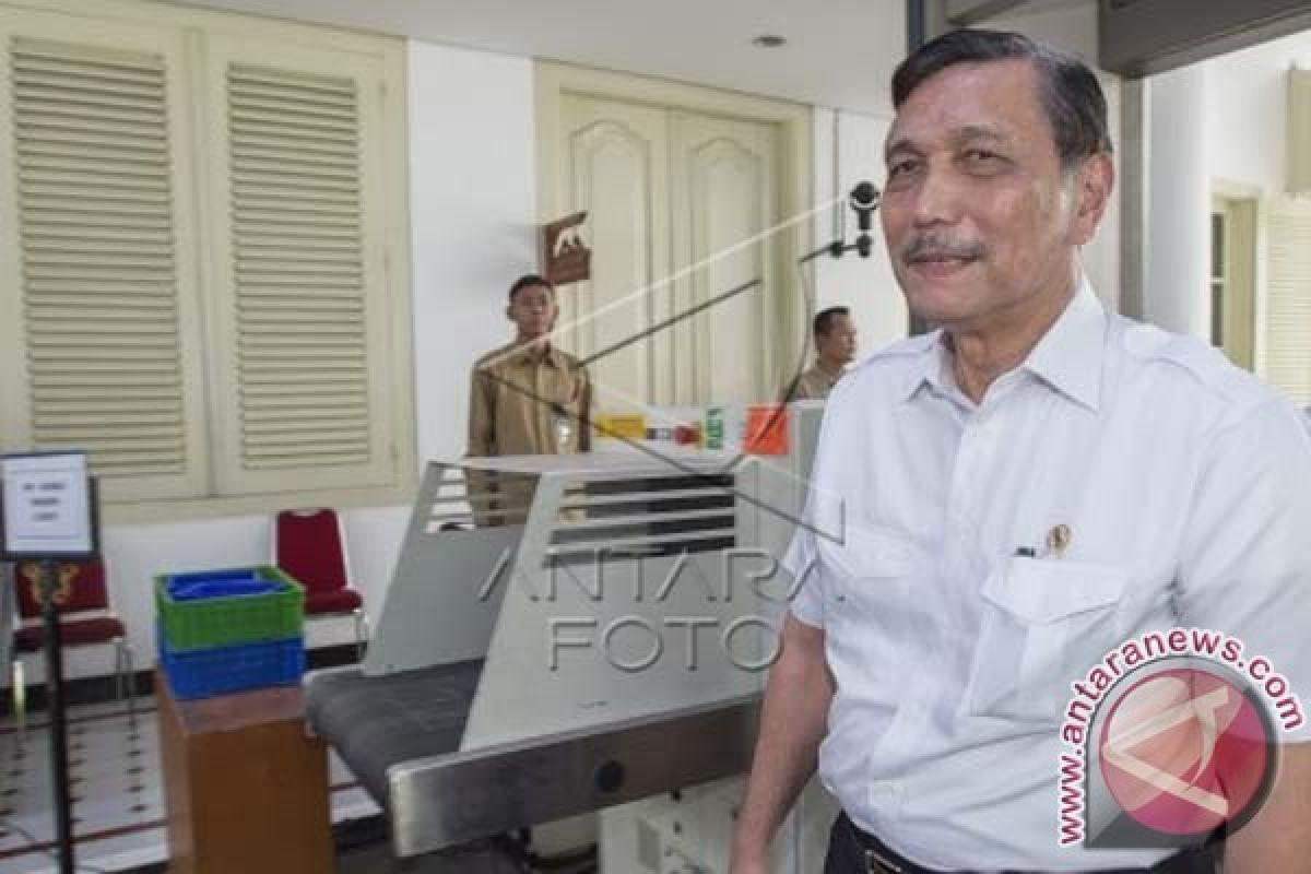 Luhut Perkenalkan Para Stafnya ke Presiden