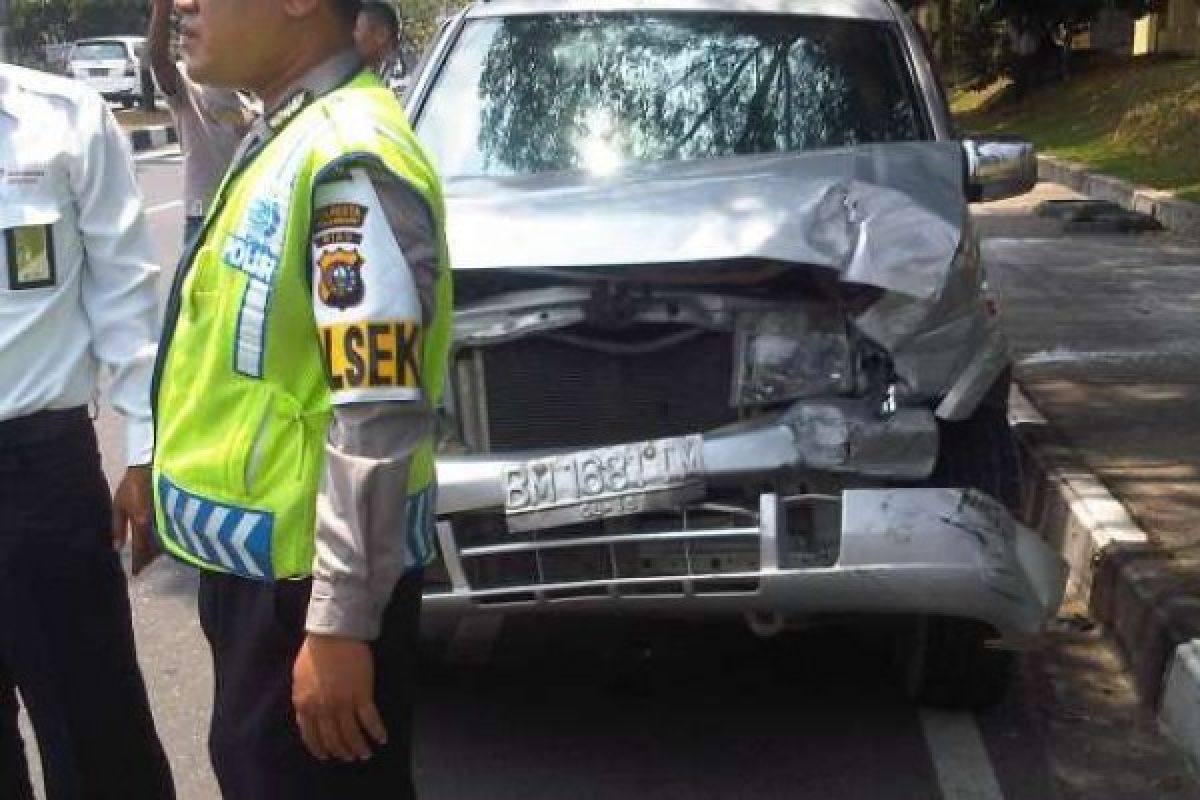 Kecelakaan Libatkan Dua Mobil Terjadi Di Pekanbaru