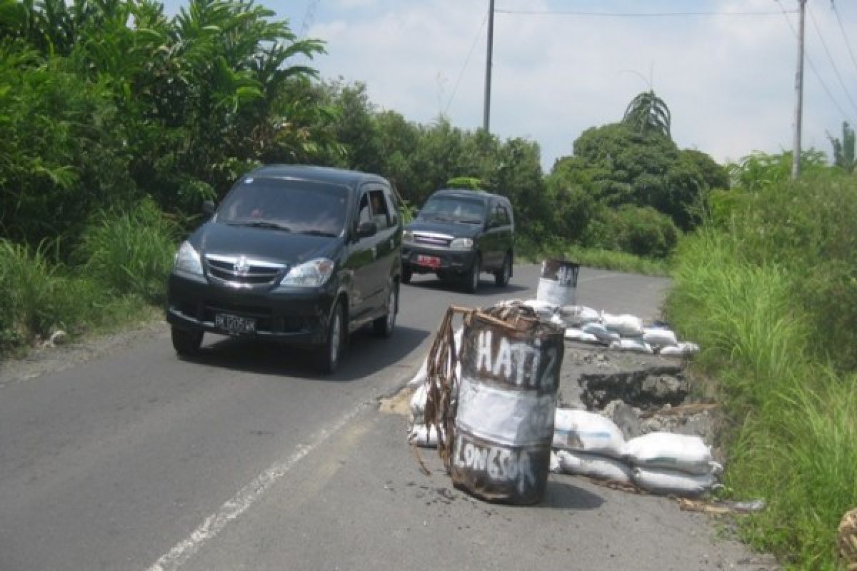 Jalan Provinsi di Raya Simalungun Longsor