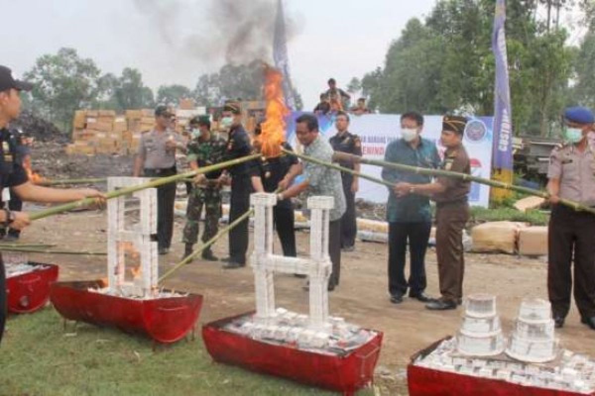 KPPBC Tembilahan Musnahkan 649 Karton Rokok Ilegal