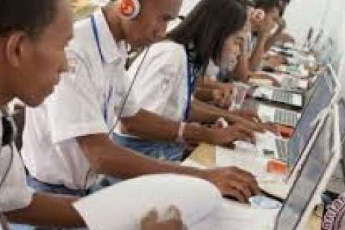 Delapan Sekolah Di Pekanbaru Simuasi UN "Online"