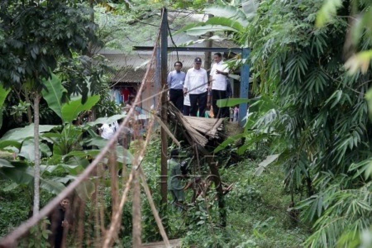 Mendikbud Bawa Korban Jembatan Runtuh Ke RS