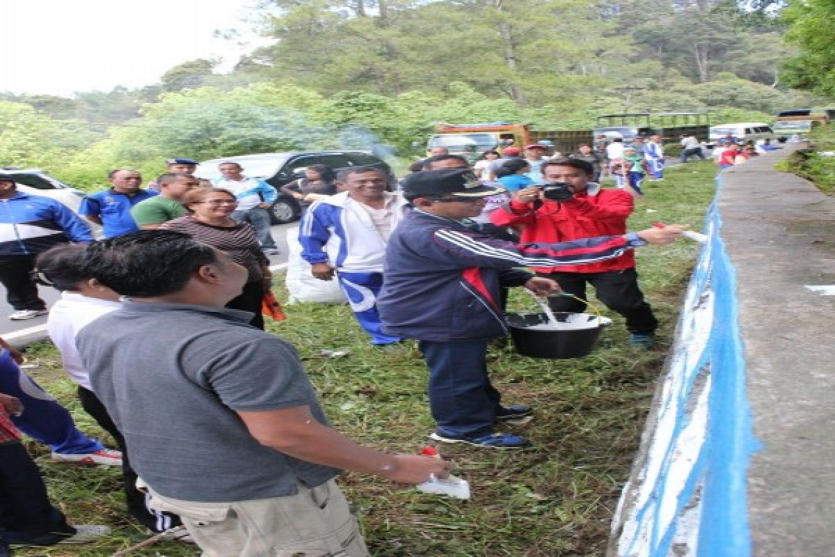 Gotong Royong di Jalur Parapat Simalungun