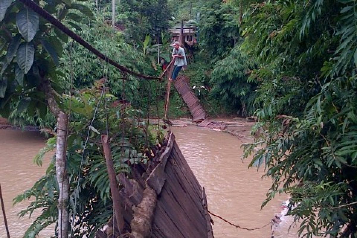 Jembatan Gantung Roboh 45 Siswa SD Jatuh