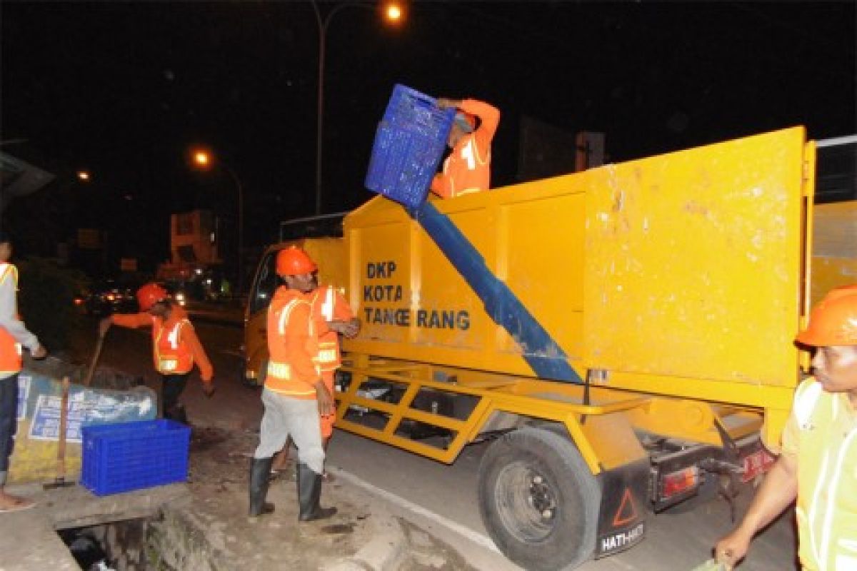 Tangerang Angkut Sampah Jalan Protokol Malam Hari