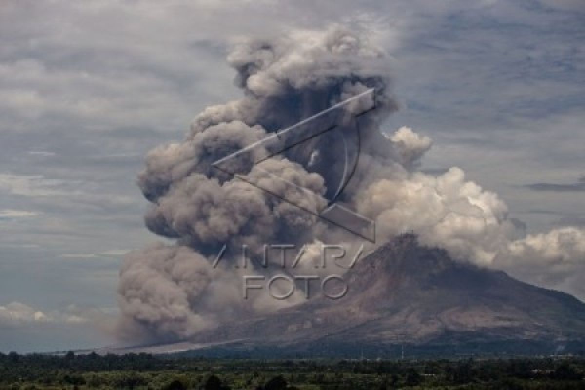 Gunung Lokon Meletus