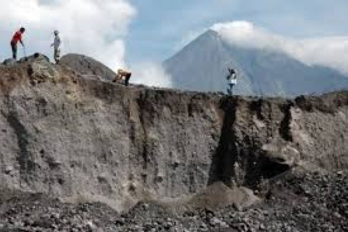 Tertimpa Longsor, Penambang Merapi Tewas