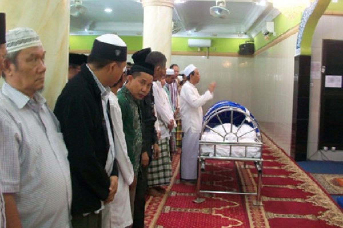 Ratusan jamaah antar jenazah istri mantan Ketua MUI Sulut