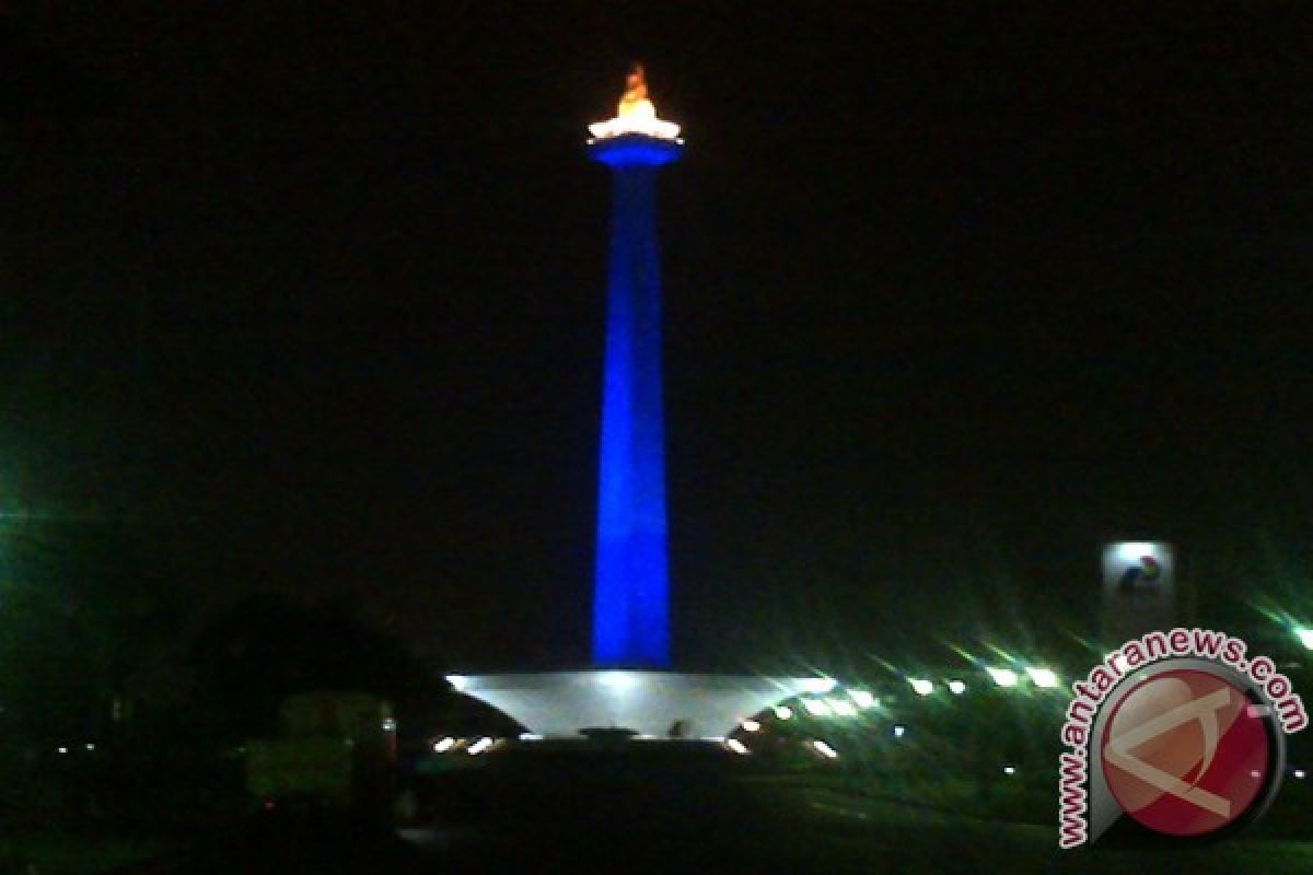 Monas bercahaya biru untuk peringatan Hari Peduli Autisme