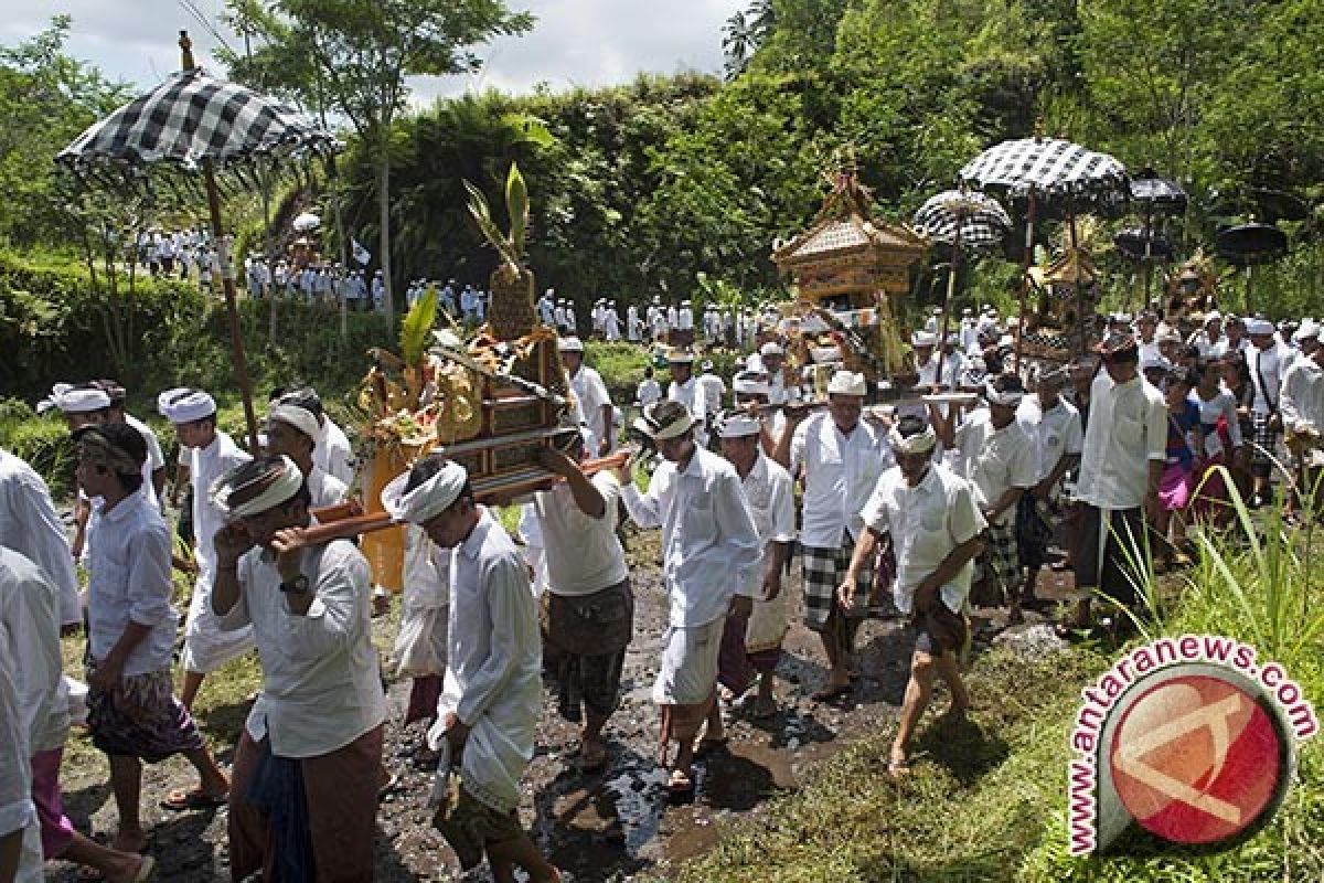 Kegiatan Ritual Betara Turun Kabeh Pura Besakih