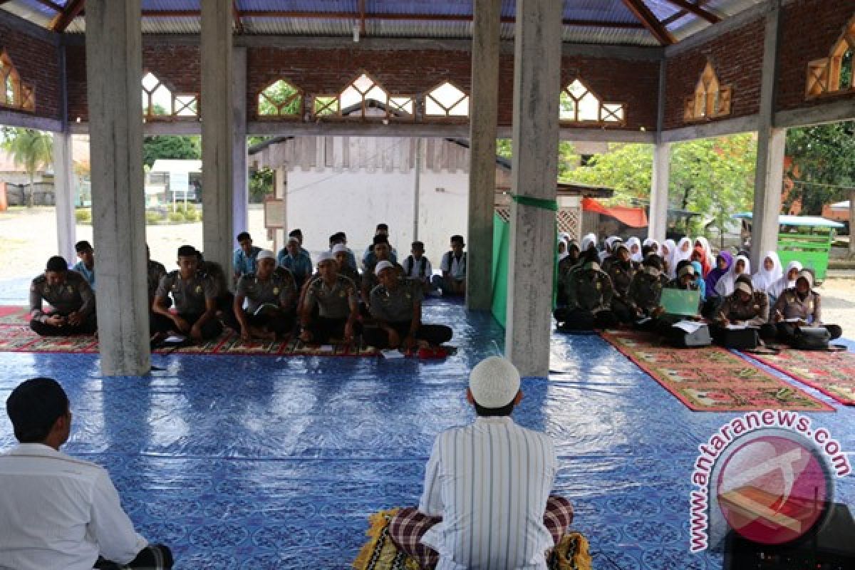 40 Polisi Masuk Pesantren di Aceh Barat