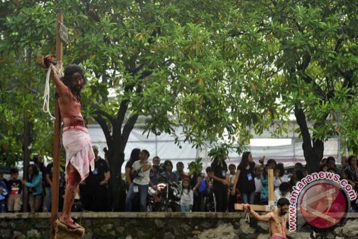 Ratusan umat Katolik mengikuti jalan salib